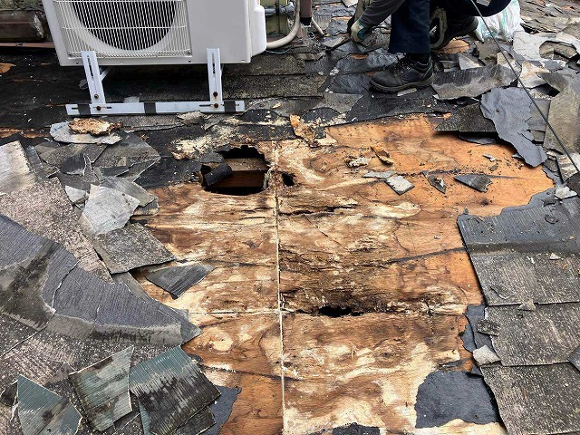 葺き替えに伴い解体中の下地
